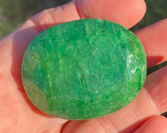 285ct Emerald Beryl faceted gemstone and pocket stone, 1.8in