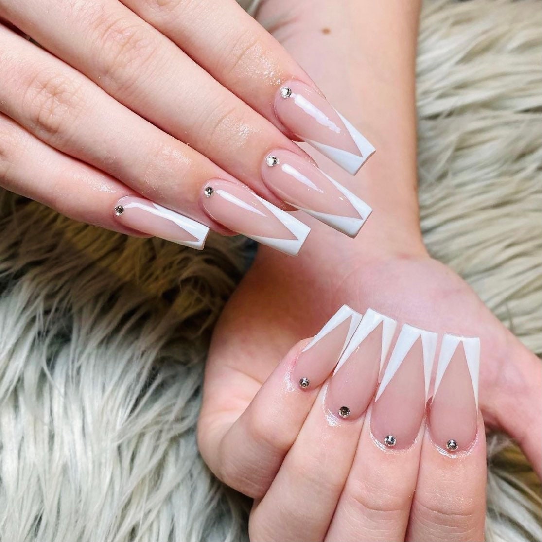 Elegant French Tip Nail Designs for a Luxurious Look