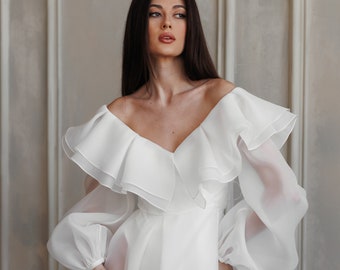 Bata larga de organza con cuello y rosa