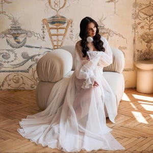 Lange tule bruidsgewaad met rozen en bloem aan de hals