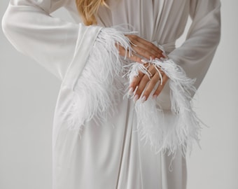 Robe longa de seda acetinada com penas