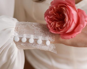 Bata de novia con puños de encaje. Vestido de novia de gasa hecho a medida.