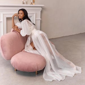 Parelachtige bruidsgewaad met sleep en gezwollen mouwen