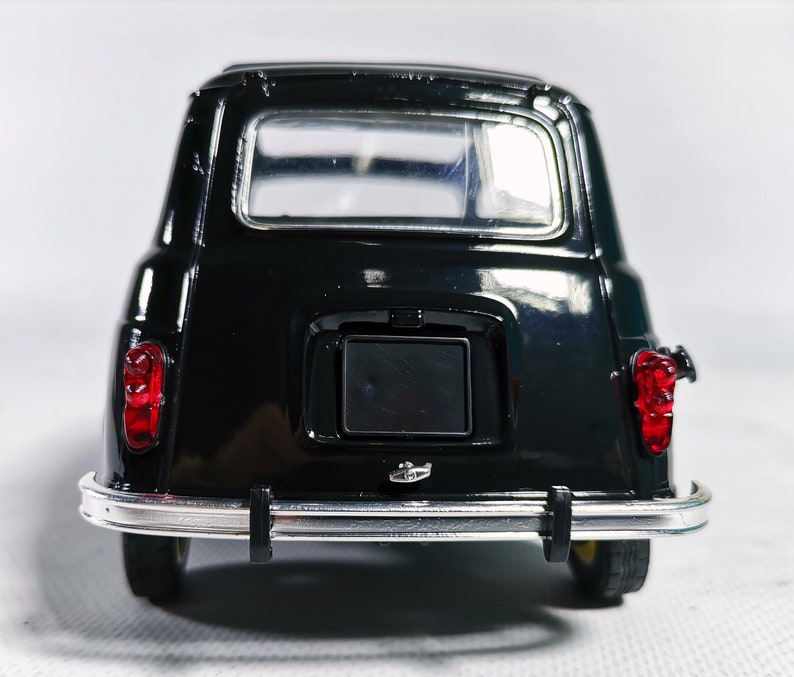 Solido Prestige 1/18 – Renault 4L Sapeurs-Pompiers – LJ163 – Occasion Comme Neuve