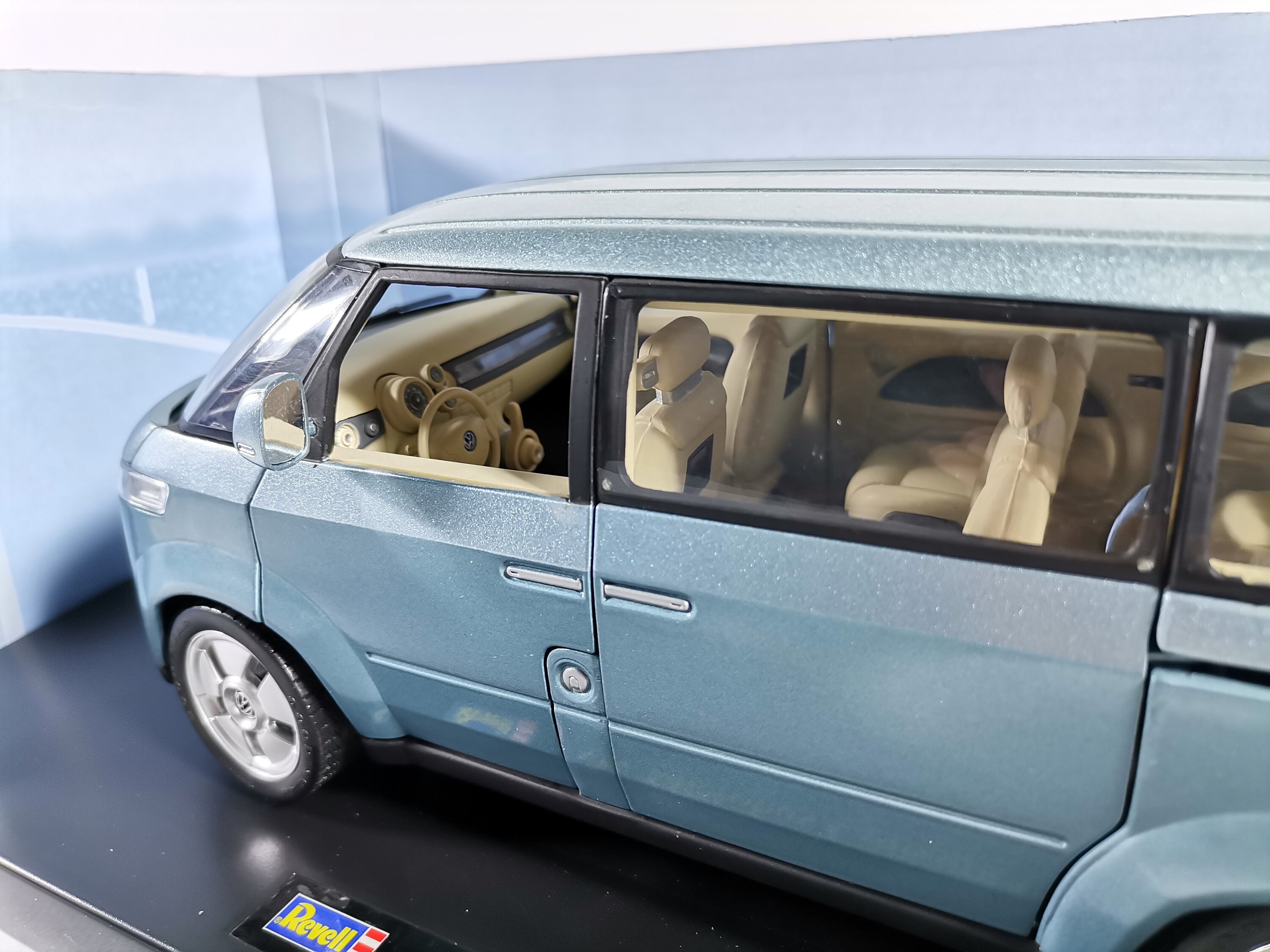 Revell 1:18 VW Volkswagen Microbus Concept Car 2001 Light