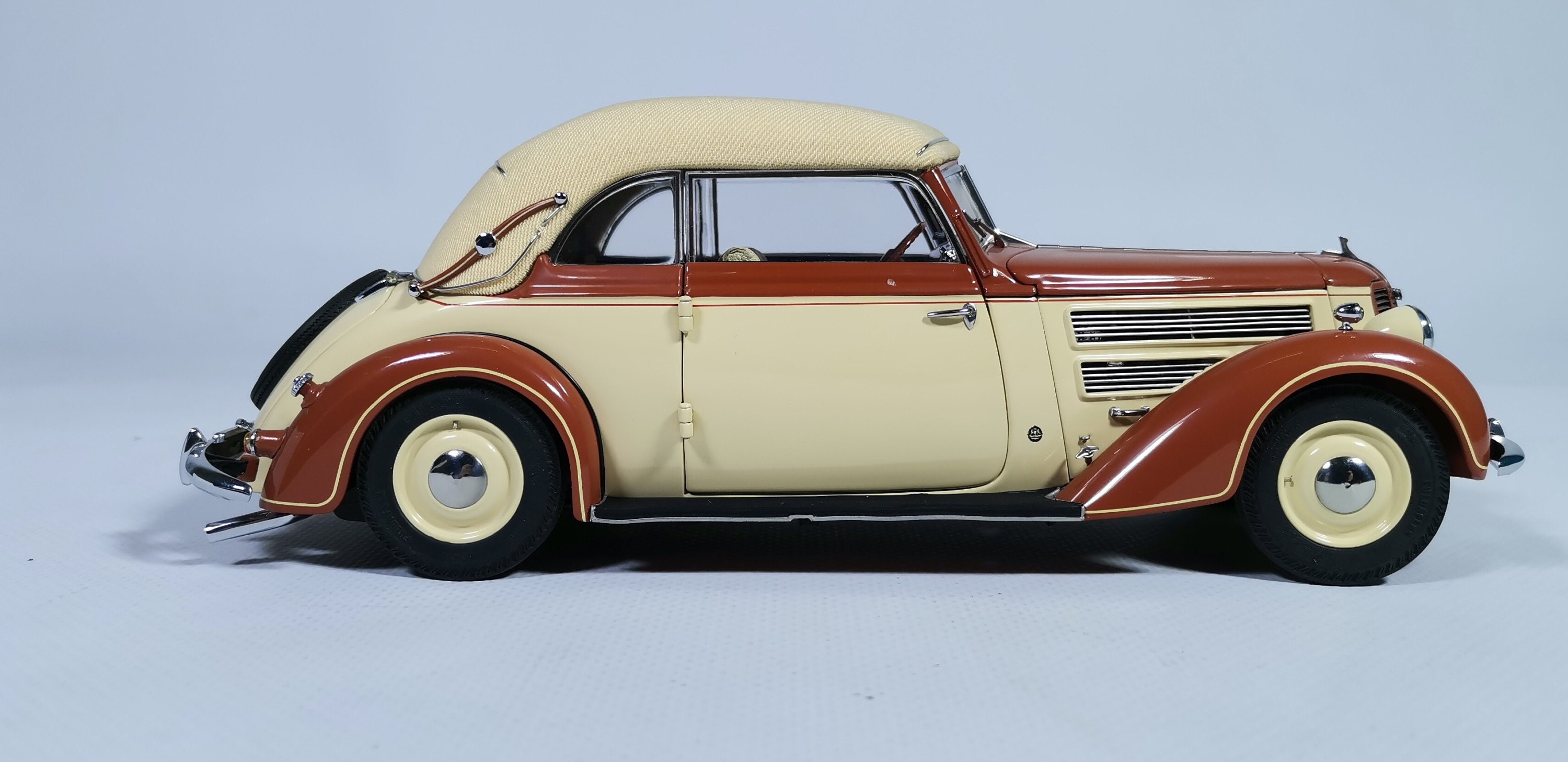 ダイキャストモデルカー 1:24 スケール CMC 1938 - 1940 アウディ 920