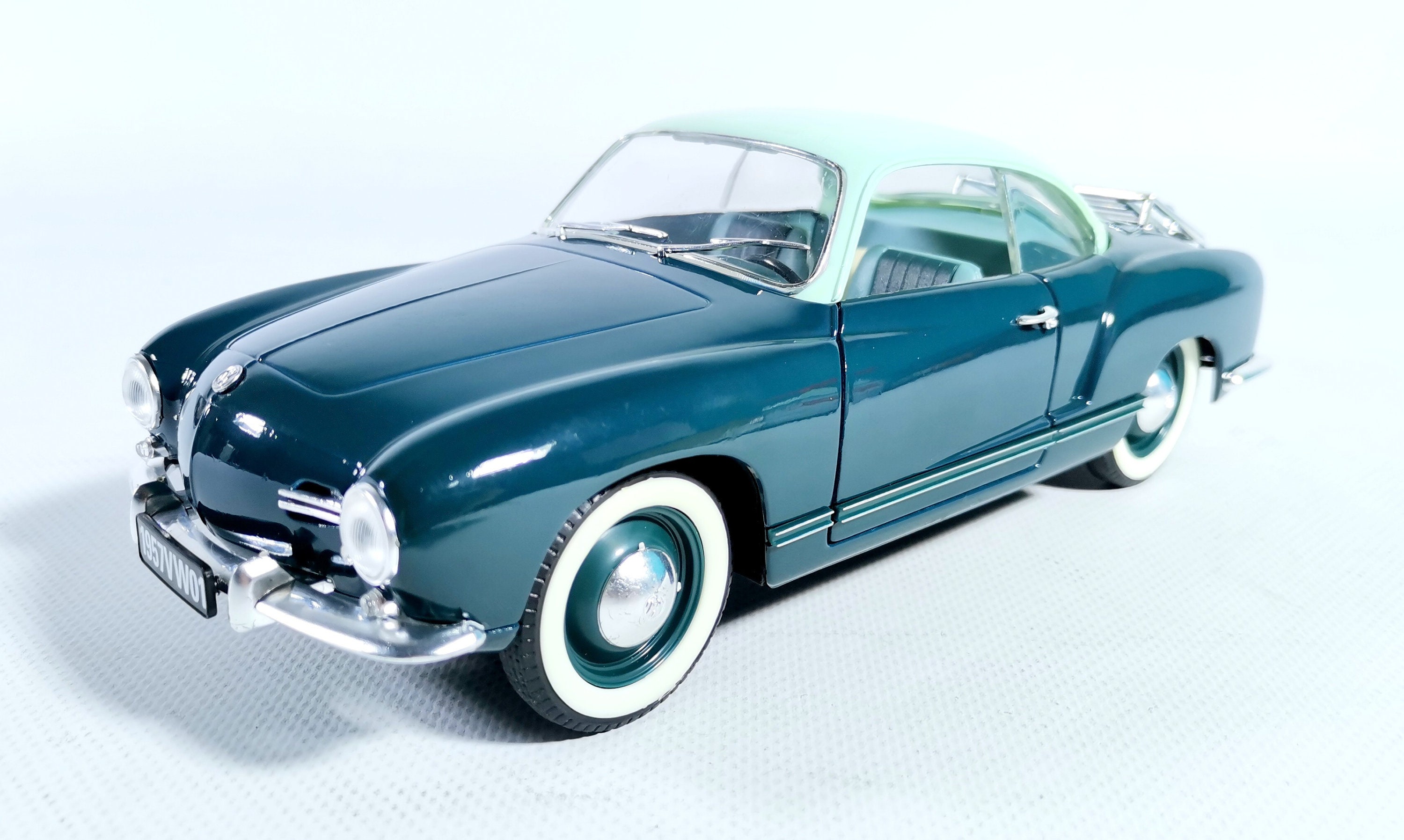 '66 VWフォルクスワーゲン KarmannGhiaカルマンギア 1/18 1/18 VW Karmann Ghia フォルクスワーゲン 1966 カルマンギア 白
