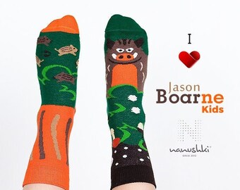 Coole Wildschwein Socken für Kinder von Nanushki |"Jason Boarne" Socken | Verrückte Socken |Lustige Socken | Faire Socken |Witziges Geschenk