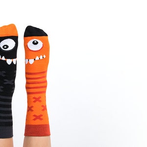 Coole Monster Socken für Kinder von Nanushki Verrückte Socken Lustige Socken Kinder Socken Witziges Geschenk Monster Socken Bild 2