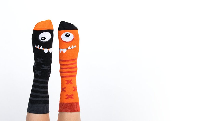 Coole Monster Socken für Kinder von Nanushki Verrückte Socken Lustige Socken Kinder Socken Witziges Geschenk Monster Socken Bild 2