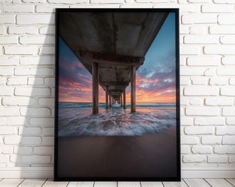 Arte mural "Atardecer bajo el muelle" – Olas del océano, paisaje costero de playa (descarga digital)