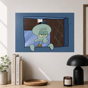Könnte beinhalten: Ein rechteckiger Wandkunstdruck mit einer Zeichentrickfigur mit hellgrüner Haut, einem großen Kopf und einem gelangweilten Gesichtsausdruck, die aus einem blauen Fensterrahmen mit kreisförmigen Nieten auf einen dunkelbraunen Hintergrund blickt.