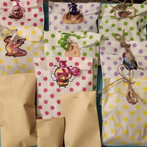 Mystiska väskor med blandade kontorsmaterial och diverse föremål, pennor, halsband, nålar, nyckelringar, tärningar och allt levereras med slumpmässiga klistermärken.