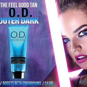 Puede incluir: Un tubo azul de producto bronceador O.D. Outer Dark con texto. La imagen incluye a una mujer con ojos azules y lápiz labial rosa. El texto dice "The Feel Good Tan" y "4-Actives / Boosts Beta Endorphins / 24 HR."