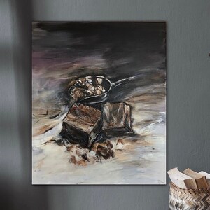 Peut inclure: Une peinture de nature morte sur fond sombre. La peinture représente une poêle en métal contenant de la nourriture et trois blocs de bois. La poêle et les blocs sont sur une surface brun clair.