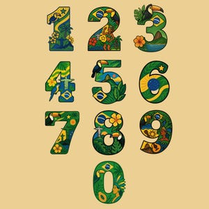 Puede incluir: Un conjunto de diez n&uacute;meros decorativos, cada uno con un dise&ntilde;o &uacute;nico que incorpora los colores e im&aacute;genes de la bandera brasile&ntilde;a. Los n&uacute;meros est&aacute;n llenos de ilustraciones de tucanes, flores tropicales y paisajes, sobre un fondo beige claro.