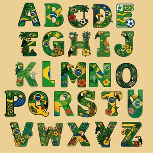 Puede incluir: Un alfabeto completo, cada letra dise&ntilde;ada con un tema brasile&ntilde;o. Las letras son verdes, amarillas y azules, con im&aacute;genes de tucanes, balones de f&uacute;tbol, flores y la bandera brasile&ntilde;a incorporadas en el dise&ntilde;o. Las letras est&aacute;n sobre un fondo beige.