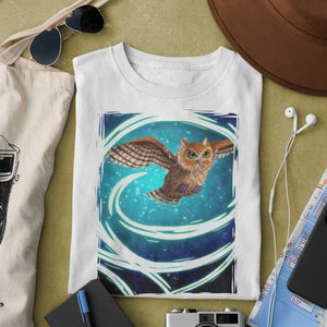 Camiseta de búho / Vuelo y fantasía / Camisa de cielo nocturno / Camiseta de búho cornudo volador / Diseño de artista digital / Camiseta de manga de camisa de gran tamaño.