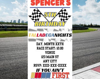 Puede incluir: Una invitación vertical para el 5º cumpleaños de Spencer, con temática de carrera NASCAR. El diseño incluye banderas a cuadros, el texto "Shake & Bake" y detalles del evento. El fondo muestra un circuito.