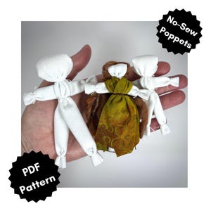 Puede incluir: Tres muñecos sin costura hechos a mano. Dos son blancos y uno está vestido con tela verde y marrón. La imagen incluye el texto "No-Sew Poppets" y "PDF Pattern" en estrellas negras. Los muñecos se sostienen en una mano.