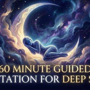 Può includere: Un'illustrazione digitale di una figura che dorme su una luna crescente luminosa circondata da nuvole nebulose viola e blu e stelle. Il testo recita 60 MINUTE GUIDED MEDITATION FOR DEEP SLEEP e Dola AI nell'angolo in basso a destra.