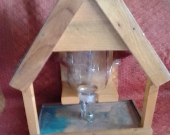 Comedero para pájaros de madera hecho a mano con botella, rescatado y reciclado con un diseño único de resina epoxi.