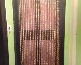 Cortina de puerta de madera estilo bohemio con cuentas, rescatada y reciclada.