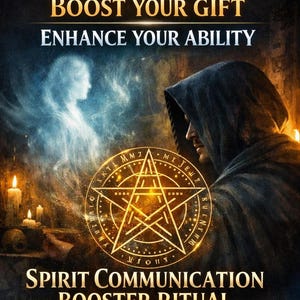 Pu&ograve; includere: Immagine con testo che recita "Hear Spirits Clearly, Boost Your Gift, Enhance Your Ability". Una persona con un mantello con cappuccio &egrave; sullo sfondo. Un pentagramma luminoso e candele sono in primo piano. &Egrave; visibile anche il testo "Spirit Communication Booster Ritual".