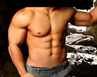 Puede incluir: Un hombre musculoso con pantalones cortos de carga grises posa frente a una cueva rocosa. El texto "MEGA MUSCLE MAN SPELLS FAST RESULTS" se muestra sobre un fondo negro.