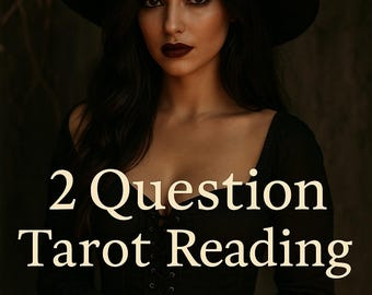 Può includere: Una donna con cappello e vestito nero da strega tiene in mano carte dei tarocchi. Il testo "2 Question Tarot Reading" è visibile. Una candela accesa illumina il primo piano.