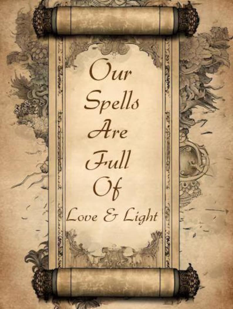 Pu&ograve; includere: Una pergamena in stile vintage con il testo "Our Spells Are Full Of Love & Light" in corsivo marrone. La pergamena &egrave; beige con elementi decorativi marrone scuro in alto e in basso e illustrazioni dettagliate sui bordi.
