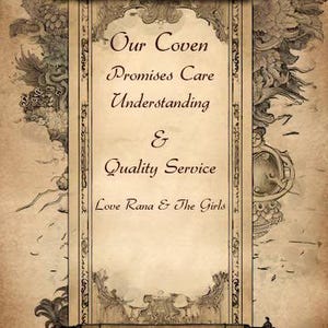 Pu&ograve; includere: Una pergamena in stile vintage con volute ornate e il testo "Our Coven Promises Care Understanding & Quality Service Love Rana & The Girls." La pergamena &egrave; marrone con un bordo dettagliato e estremit&agrave; decorative.