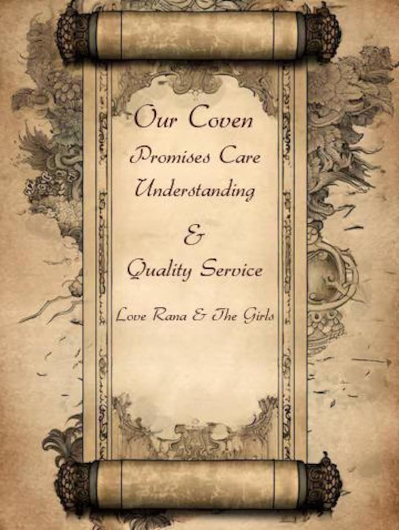 Pu&ograve; includere: Una pergamena in stile vintage con volute ornate e il testo "Our Coven Promises Care Understanding & Quality Service Love Rana & The Girls." La pergamena &egrave; marrone con un bordo dettagliato e estremit&agrave; decorative.