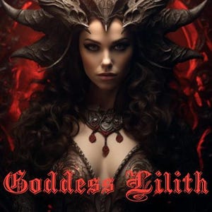 Peut inclure: Une femme aux cheveux noirs et aux cornes porte une robe sombre et ornée et un collier avec des pierres précieuses rouges. Le texte "Déesse Lilith" est écrit en rouge en dessous d'elle.