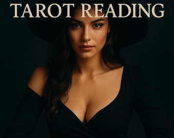 Può includere: Una donna con un vestito nero e un cappello da strega è seduta a un tavolo con carte dei tarocchi. Il testo "5 QUESTION TAROT READING" è visualizzato sopra di lei. C'è una candela accesa sul tavolo.