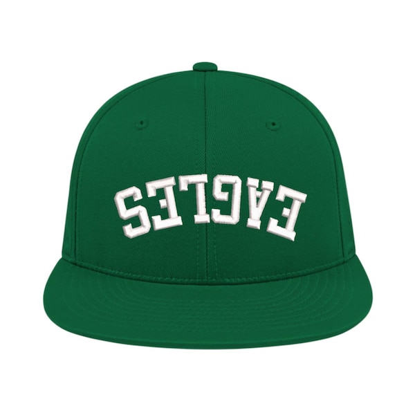 Puede incluir: Una gorra de béisbol verde con texto bordado en blanco que dice "EAGLES" en un diseño arqueado.