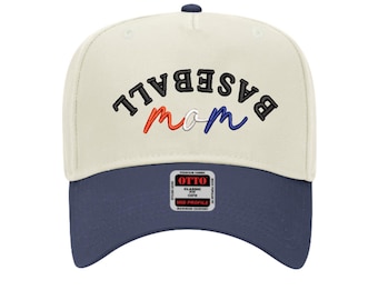 Peut inclure: Une casquette de baseball blanche et bleu marine avec le texte "BASEBALL mom" brodé en noir, rouge et bleu.