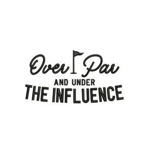 Op de afbeelding: Zwarte tekst op een witte achtergrond: "Over Par AND UNDER THE INFLUENCE" met een golfvlag-afbeelding. De tekst combineert sierlijke en blokletters, wat duidt op een golfgerelateerd product.