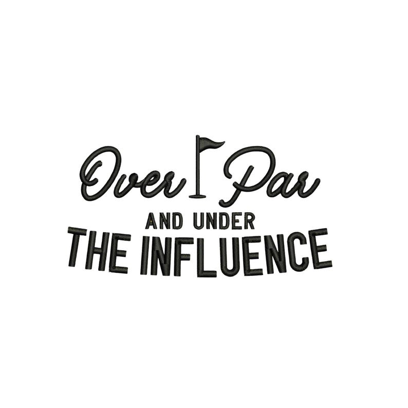 Op de afbeelding: Zwarte tekst op een witte achtergrond: "Over Par AND UNDER THE INFLUENCE" met een golfvlag-afbeelding. De tekst combineert sierlijke en blokletters, wat duidt op een golfgerelateerd product.