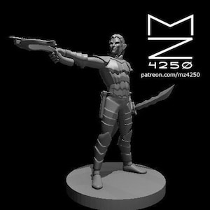 Puede incluir: Una figura en miniatura de plástico gris de un guerrero elfo sosteniendo una ballesta y una daga. La figura está de pie sobre una base redonda.