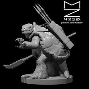 Puede incluir: Una miniatura impresa en 3D de color gris de una criatura parecida a una tortuga con una lanza y un carcaj de flechas en la espalda. La criatura tiene un caparazón y una cola larga. Está de pie sobre una base redonda.