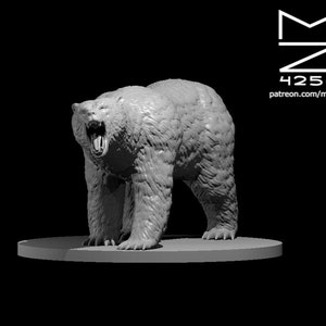 Puede incluir: Un modelo impreso en 3D de un oso de pie sobre una base redonda. El oso está rugiendo con la boca abierta y los dientes visibles. El modelo está hecho de plástico gris claro.