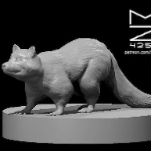 K&ouml;nnte beinhalten: Eine graue 3D-gedruckte Figur eines kleinen Tieres mit einem langen Schwanz, die auf einem runden Sockel steht. Die Figur ist in einer Gehposition mit dem Kopf zur Seite gedreht.