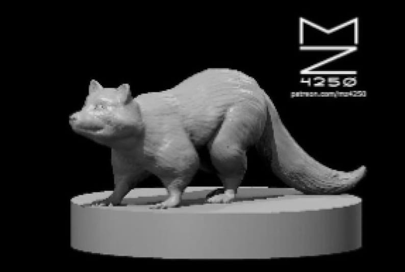 K&ouml;nnte beinhalten: Eine graue 3D-gedruckte Figur eines kleinen Tieres mit einem langen Schwanz, die auf einem runden Sockel steht. Die Figur ist in einer Gehposition mit dem Kopf zur Seite gedreht.
