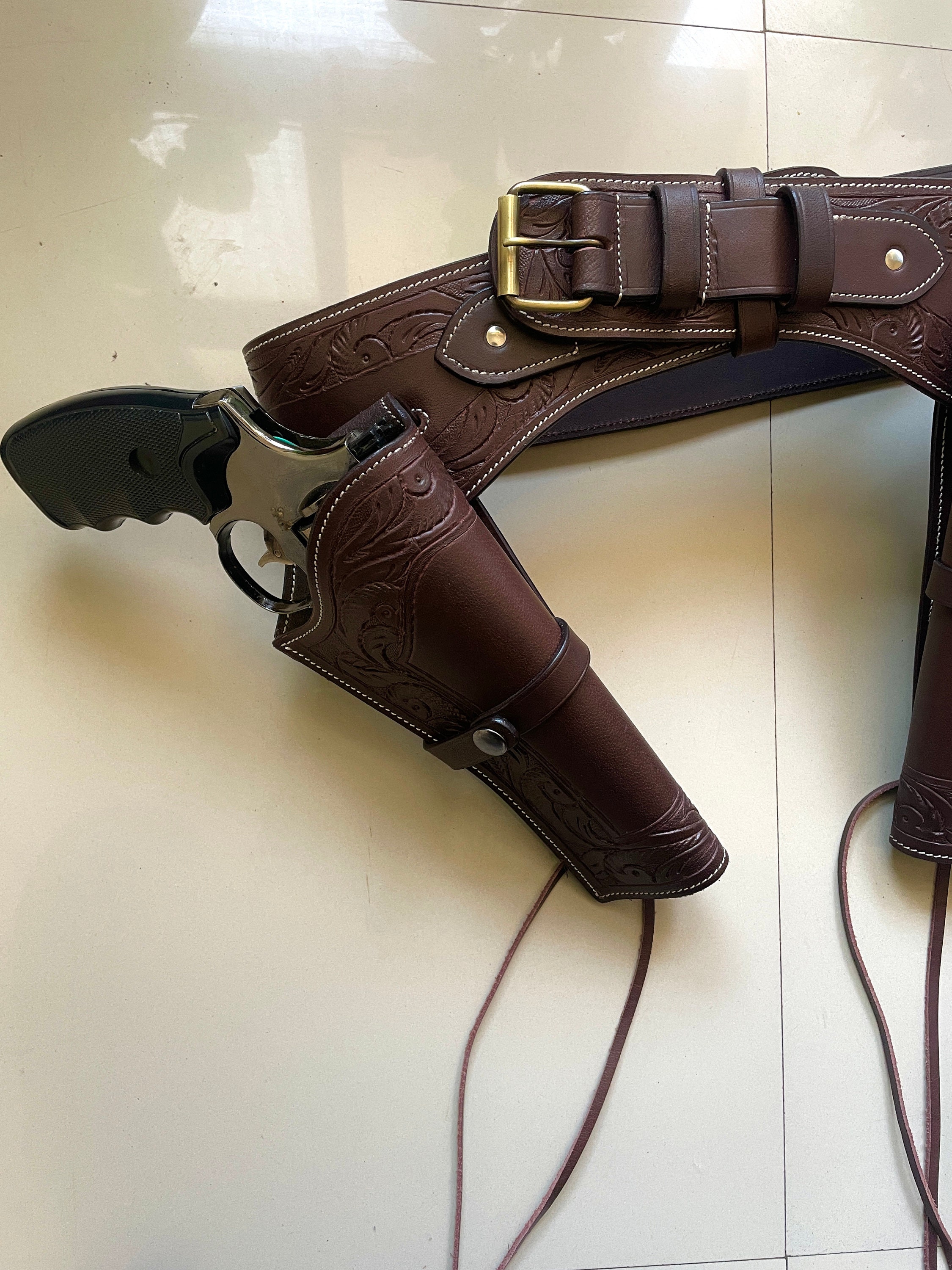 Schets Cowboy Pistool In De Holster Met Kogels Riem Munitie Vector Icon Revolver Een Riem Holster 106796 2509