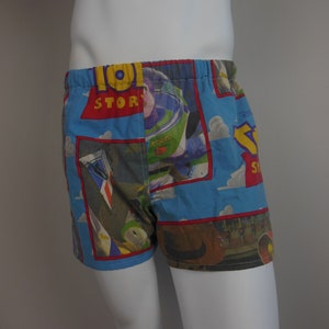 Può includere: Slip da uomo blu e rosso con stampa Toy Story con Woody, Buzz Lightyear e altri personaggi. Gli slip hanno un elastico in vita.