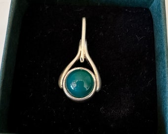 Interessanter schützender grüner Stein-Anhänger aus echtem Silber