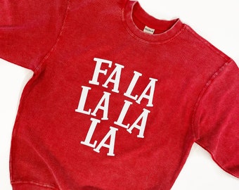 Puede incluir: Sudadera roja con un gráfico blanco de "Fala La La La".