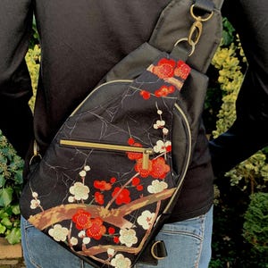 SlingBag -  einseitiger Rucksack - Kirschblüten schwarz rot - Crossbodybag zarte Blüten - ideal für die Reise