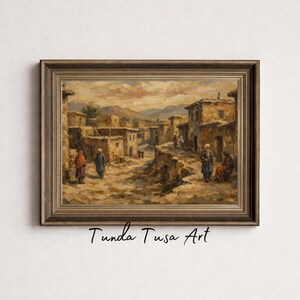 Puede incluir: Pintura de paisaje enmarcada que representa una escena de pueblo con edificios y figuras. La obra de arte, en tonos cálidos, muestra una calle con gente, casas y montañas al fondo. El texto "Tunda Tusa Art" está en la parte inferior.
